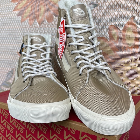 Vans Men’s Sk8-Hi
Cordura Sherpa Walnut
VN0A4BVTINU
Sneakers - Picture 7 of 16